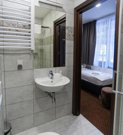 اتاق استاندارد سه نفره, World Hostel   Old Town