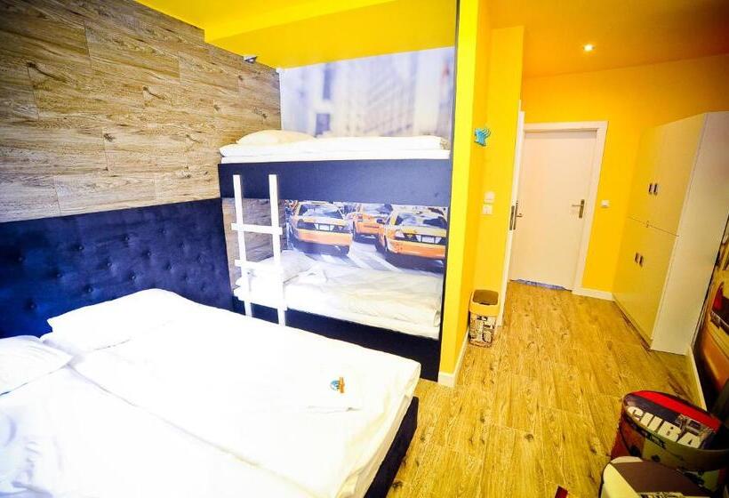 اتاق استاندارد چهار تخته, World Hostel   Old Town