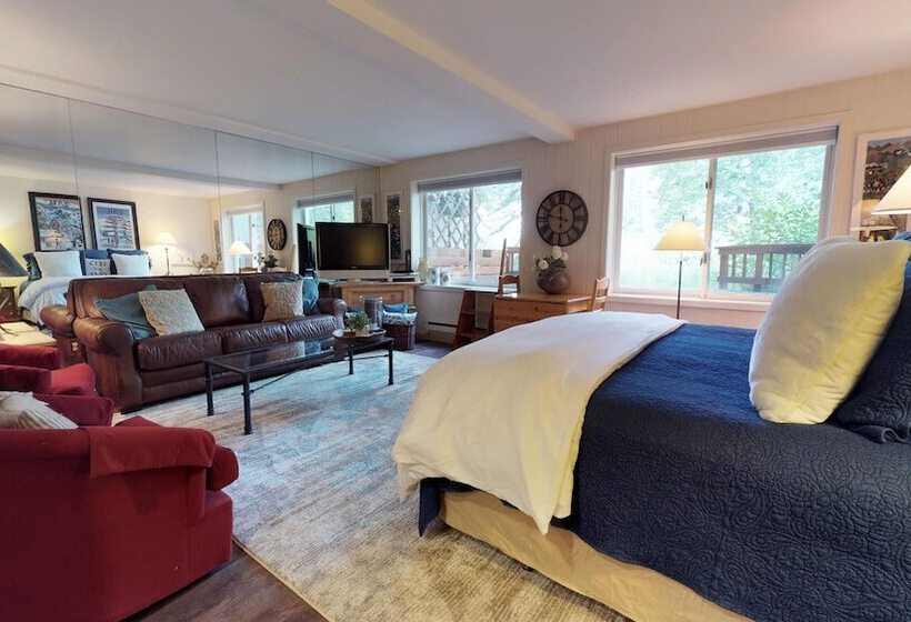 스탠다드 스튜디오, Christiania Condominiums  Coraltree Residence Collection