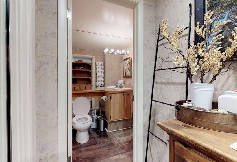 스탠다드 스튜디오, Christiania Condominiums  Coraltree Residence Collection