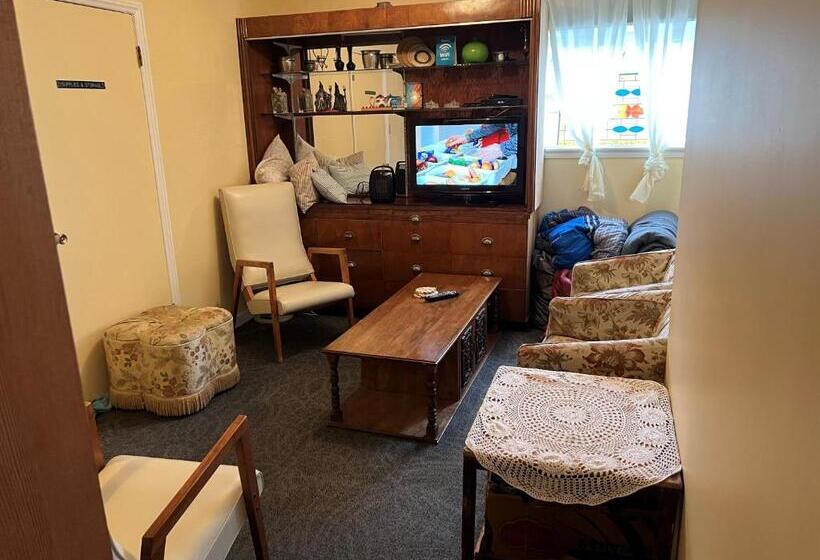 家庭间, Char's Landing Hostel
