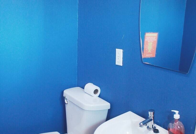 غرفة ديلوكس, Twin Fin Hostels