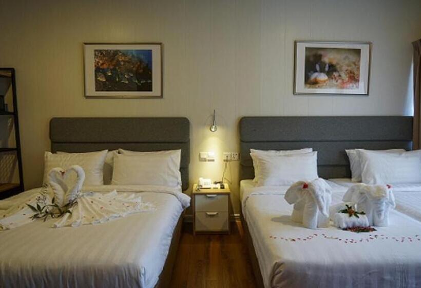 اتاق لوکس سه تخته, Aman Tioman Beach Resort