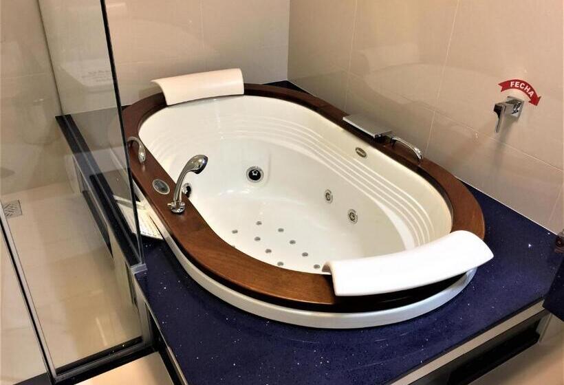 스위트 킹사이즈 침대, Aquarius Hotel Aquarius