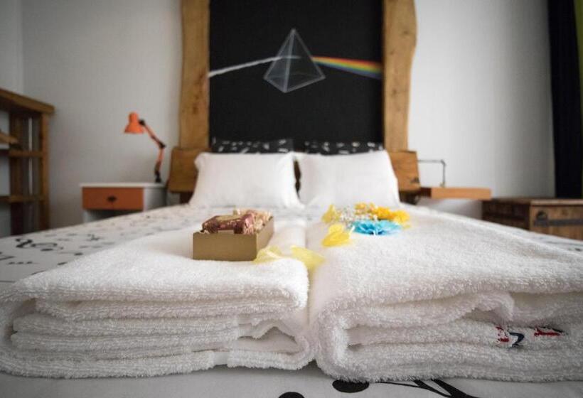 Deluxe Room, Modern & Recycled Guest House