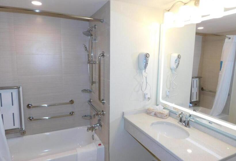 Номер Deluxe Адаптированный для Инвалидов, Days Inn & Suites By Wyndham Kearney Ne