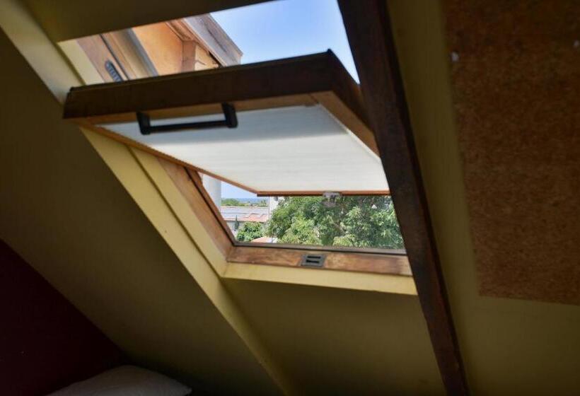 חדר קומפורט לשלושה, Roger S Hostel Tel Aviv