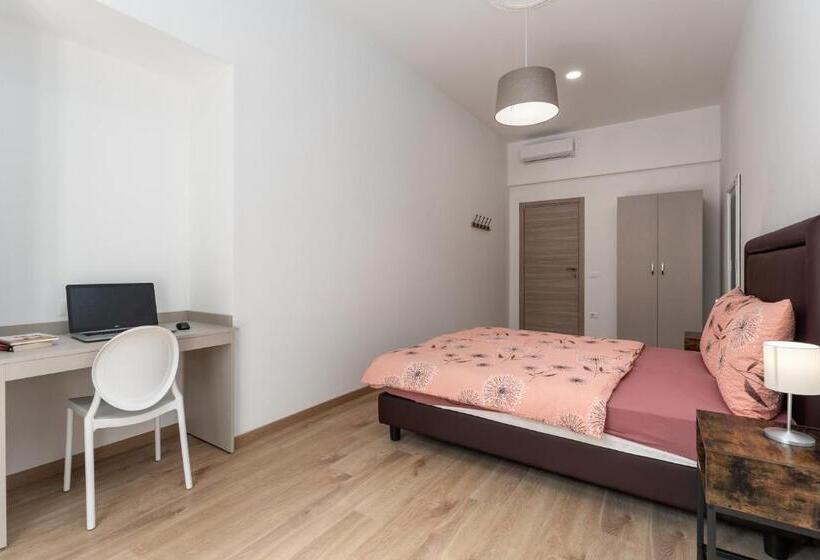 Номер Стандарт с Балконом, Hostel Antique