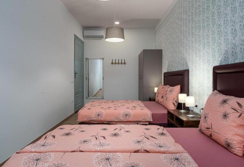 Семейный Номер Совместный Санузел, Hostel Antique