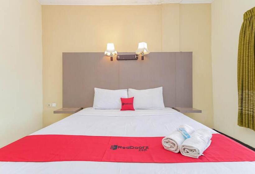 Номер Стандарт, Reddoorz Near Gubeng Station