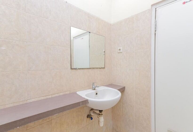Номер Стандарт, Reddoorz Near Gubeng Station