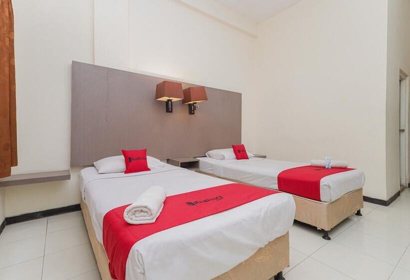 Номер Стандарт, Reddoorz Near Gubeng Station