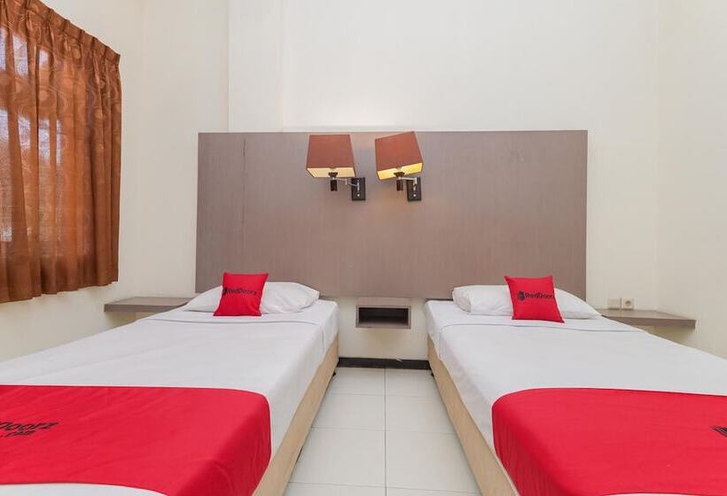 Номер Стандарт, Reddoorz Near Gubeng Station