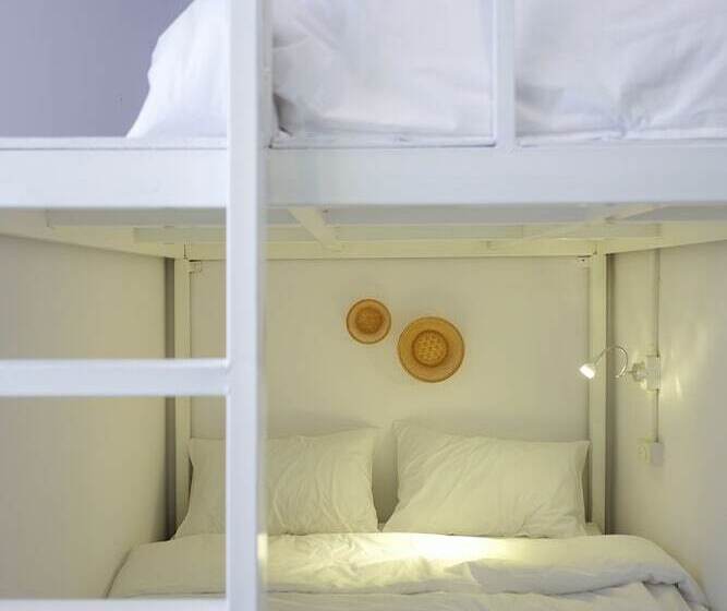 Delüks Üç Kişilik Oda, Baan Baan Hostel