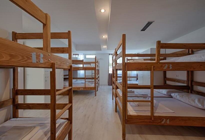تختخواب در اتاق مشترک, Hostel Poolside
