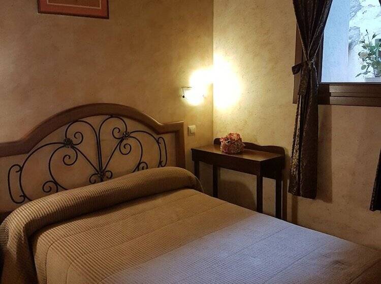 经济房, Hostal Segovia Adults Only