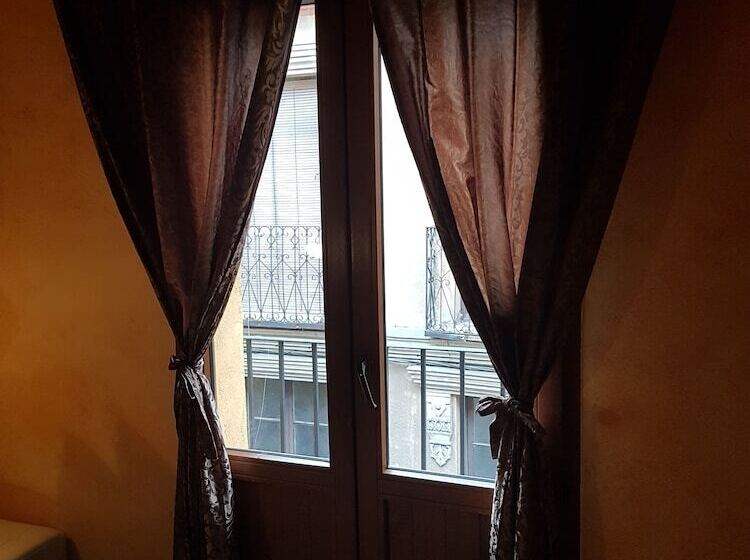 经济房, Hostal Segovia Adults Only