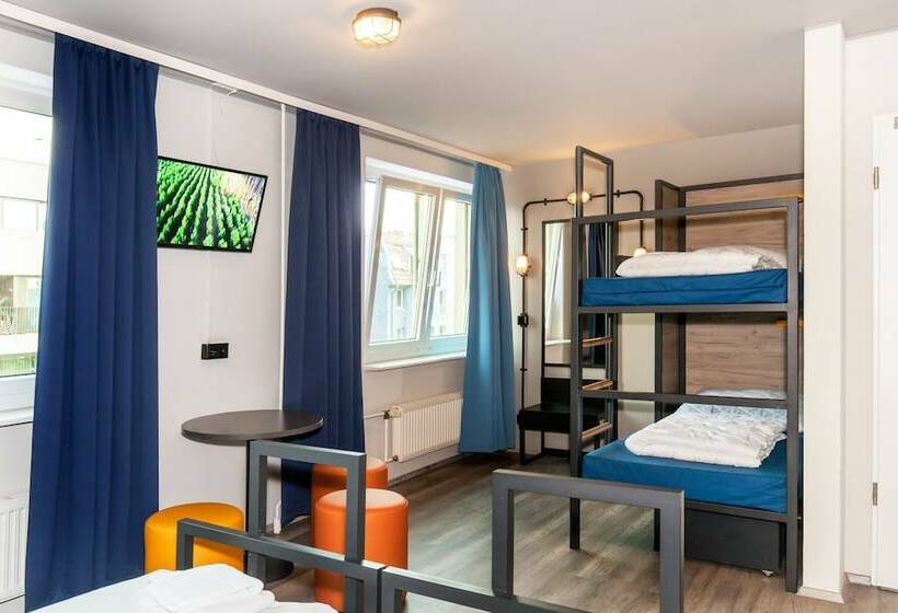 Номер Стандарт Трехместный, a&o Frankfurt Ostend