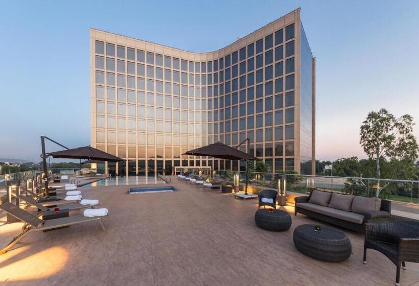 سوییت جونیور با چشم‌انداز استخر, Radisson Collection Hotel Bamako