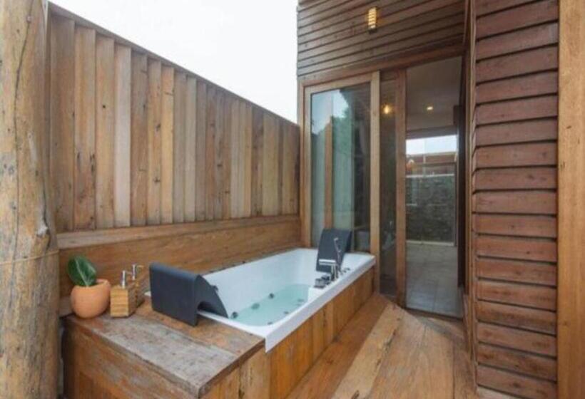 Suite with Hot Tub, West Sands