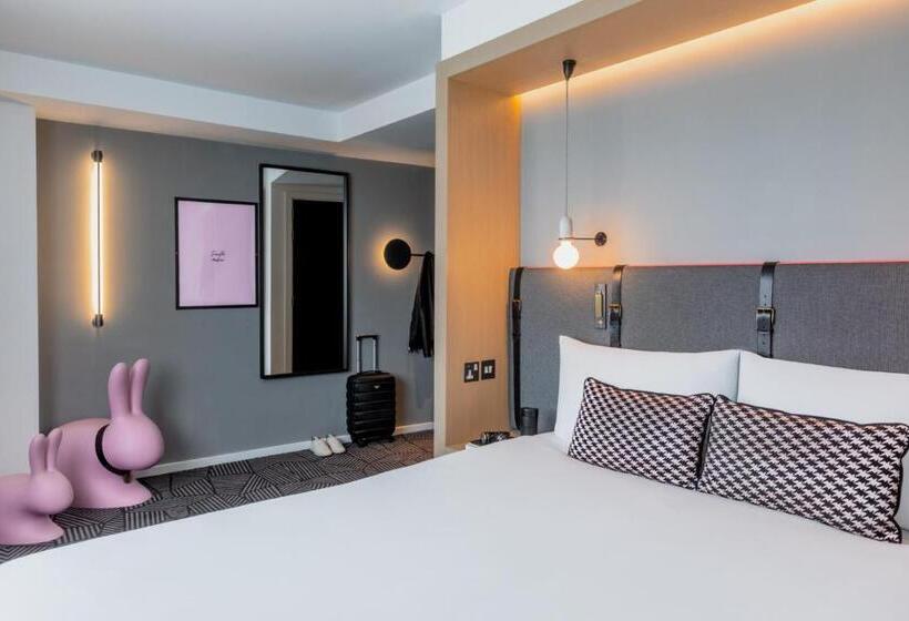 Номер Deluxe, Assembly Leicester Square