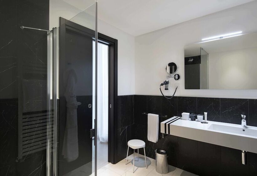 جناح عائلي, J Hotel