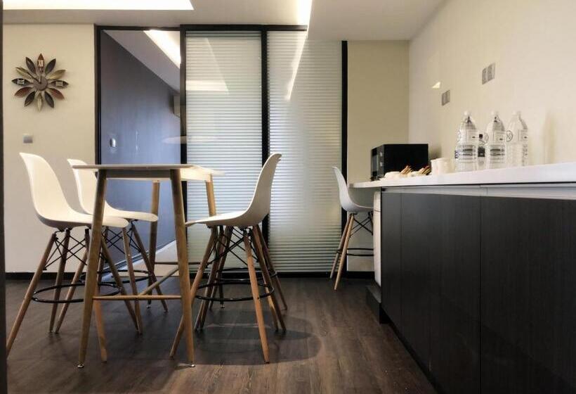Апартаменты 3 Спальни, M Roof Hotel & Residences