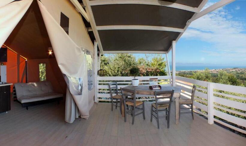 چادر با خدمات رفاهی استاندارد, Agriturismo Le Rondini Di San Bartolo