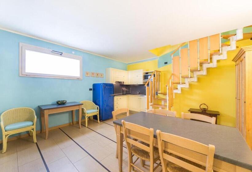 Апартаменты 2 Спальни, World Village Apartments