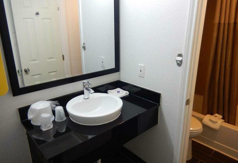 חדר קלאסי לארבעה, Motel 6 Portland, Tx