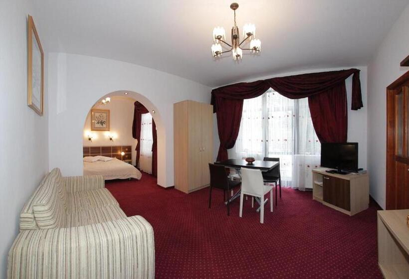 جناح سينيور, Vila Acvila