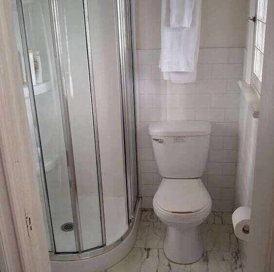 סוויטה, Ashbury House B&b