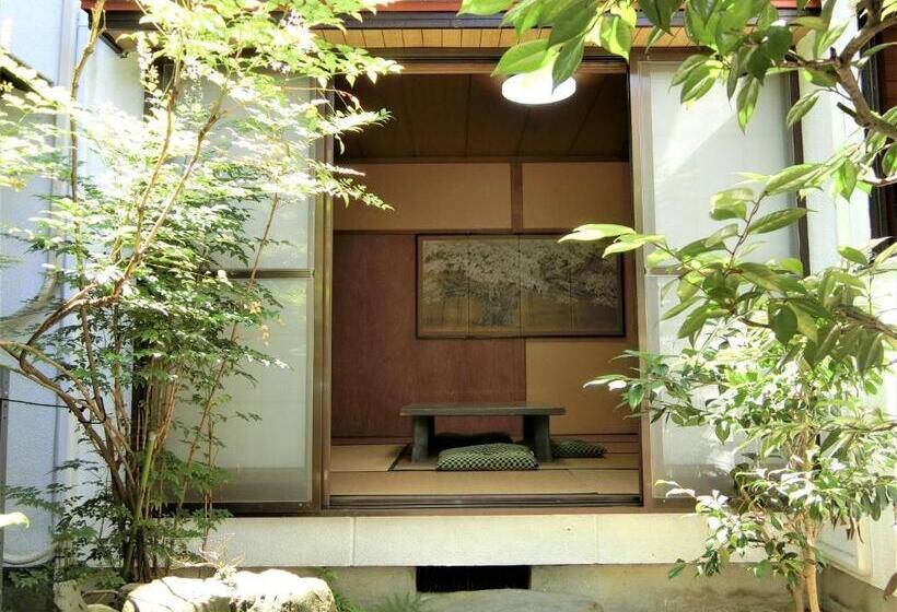 اتاق خانوادگی با چشم‌انداز باغ, Shirokuma Inn