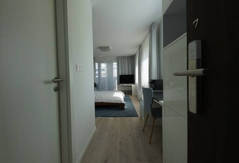 اتاق کلاس بیزنس, More Than Accommodation