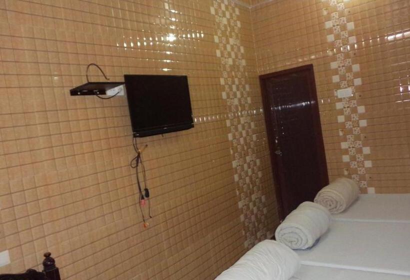 Economy Triple Room, Chandra Lokk