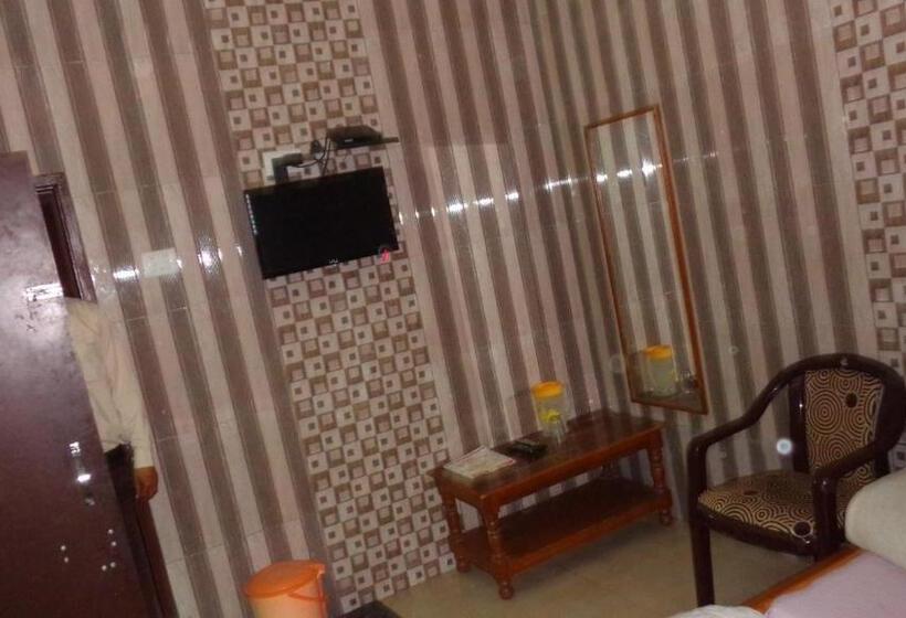 Economy Triple Room, Chandra Lokk