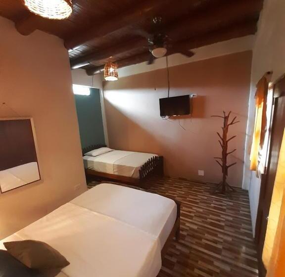 Трехместный Номер Стандарт Вид на Бассейн, Weekendhostal