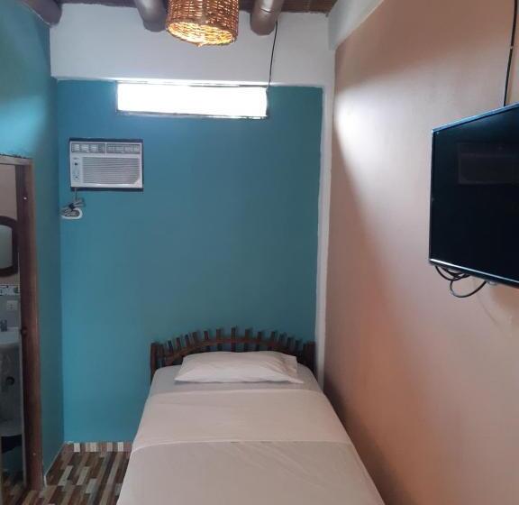 חדר סטנדרט לשלושה עם נוף לבריכה, Weekendhostal