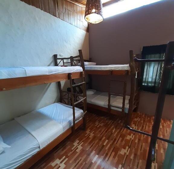 Четырехместный Номер Стандарт с Балконом, Weekendhostal