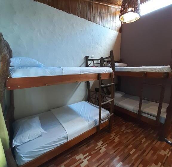 Четырехместный Номер Стандарт с Балконом, Weekendhostal