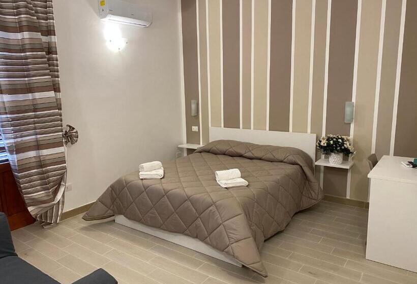 Четырехместный Номер Стандарт с Балконом, In Centros Vicino Cefalu Selfchekin