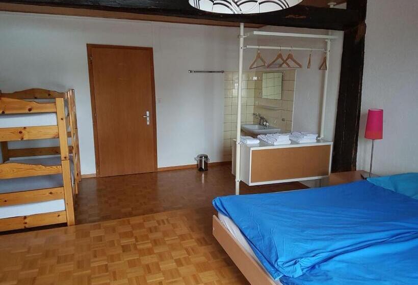 Номер Стандарт Четырехместный Совместный Санузел, Auberge De La Couronne