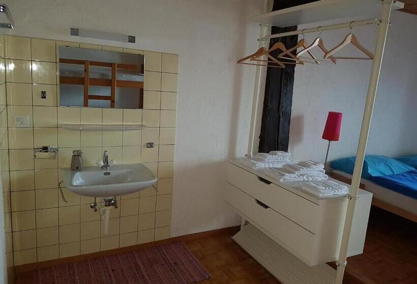 Номер Стандарт Четырехместный Совместный Санузел, Auberge De La Couronne