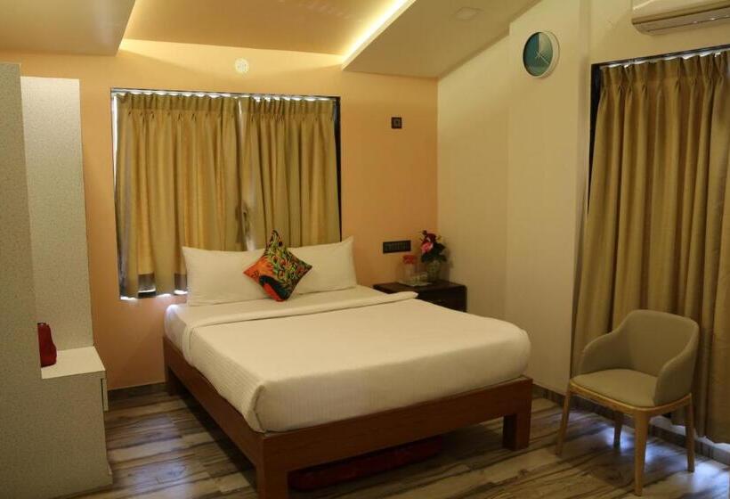 Люкс с Террасой, Pooja Villa Suites Rooms And Pool, Igatpuri