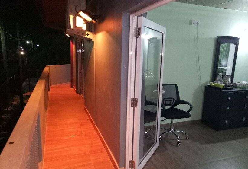 Номер Стандарт Трехместный, This Is It Airport Hotel And Restaurant