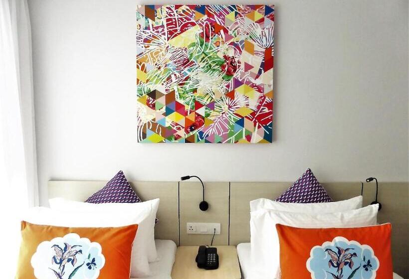 اتاق سوپریور, The Canvas