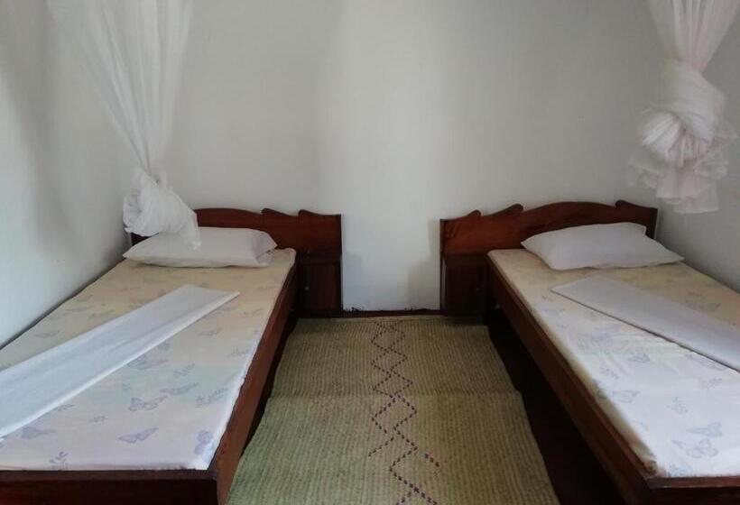 اتاق استاندارد سه تخته با سرویس بهداشتی مشترک, Sunny House Paje Ii