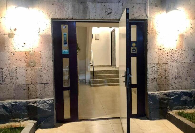 آپارتمان 1 خوابه با تراس, Aparthotel In Alaverdi