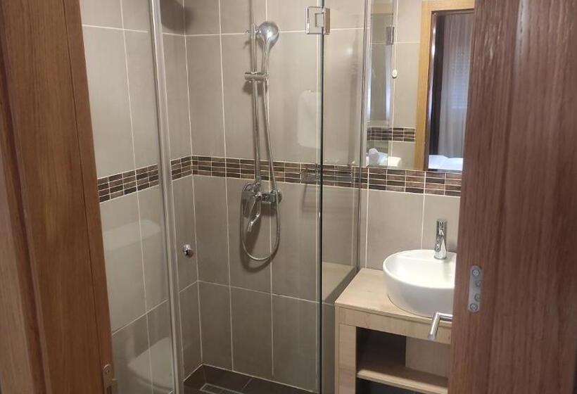 اتاق اکونومی, Restaurant & Apartments & Rooms Avenia