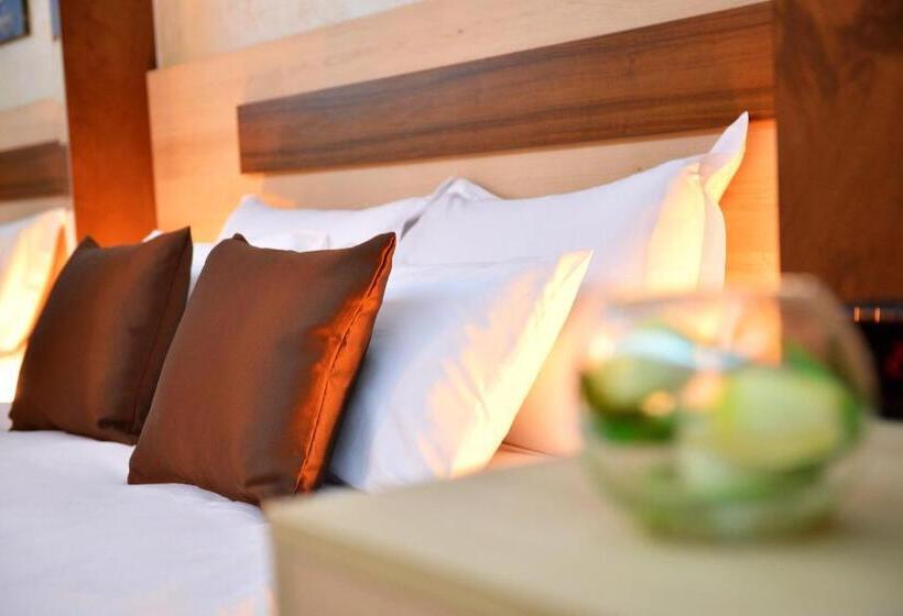 اتاق استاندارد سه نفره, Restaurant & Apartments & Rooms Avenia